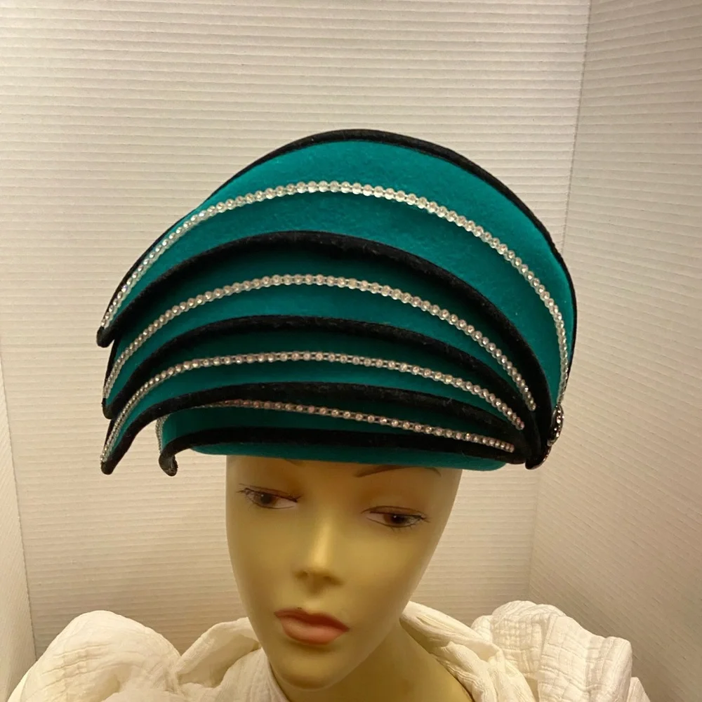 Stunning Asymmetrical Vintage Wool Church Hat in Green Black with Rhinestones. - Picture 1 of 8